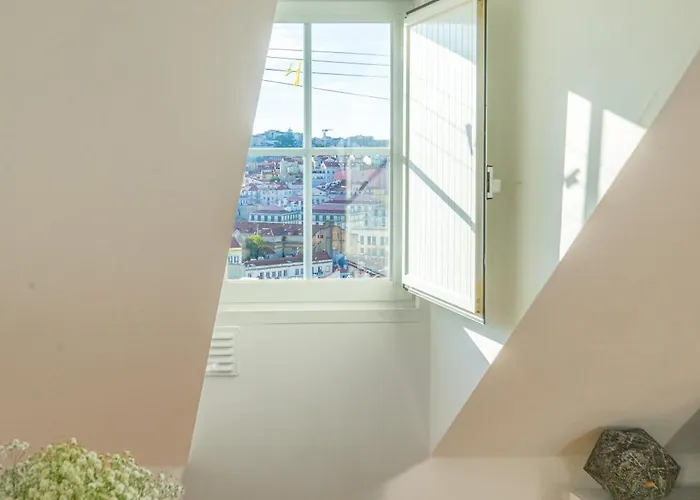 Boavista Apartment, Panoramic Castle, Graca And City Views, Historic Mouraria Lisbon *