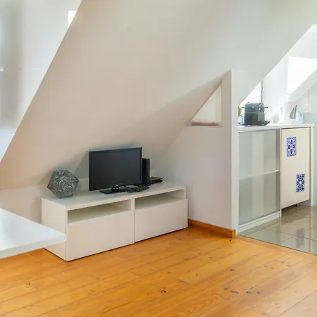 Boavista Apartment, Panoramic Castle, Graca And City Views, Historic Mouraria Lisbon *